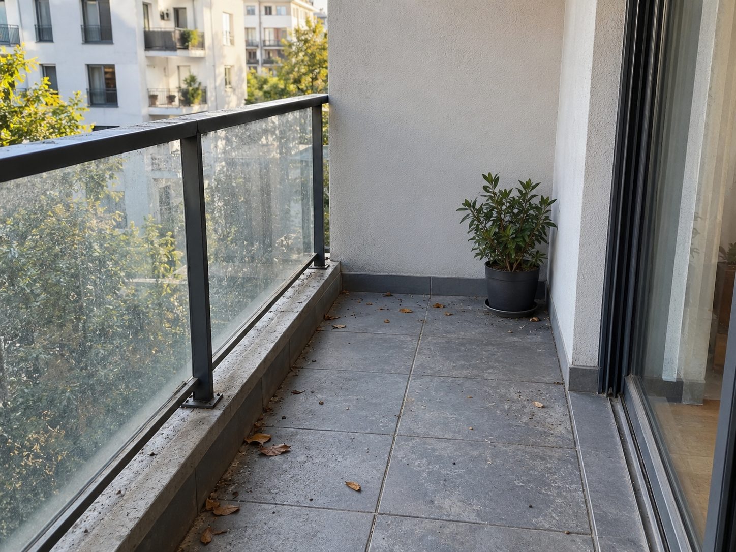 Vorher: Balkon: Boden, Glasgeländer und Brüstung